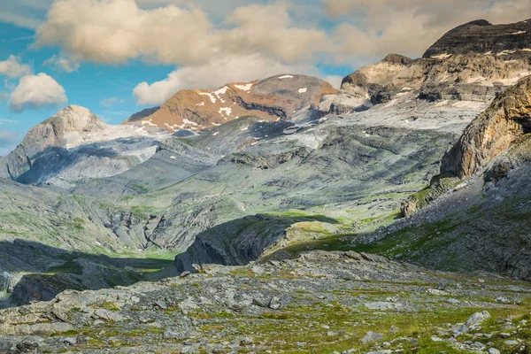 Vy över dalen Ordesa och Monte Perdido massivet, Pyrenéerna, Spanien. — Stockfoto