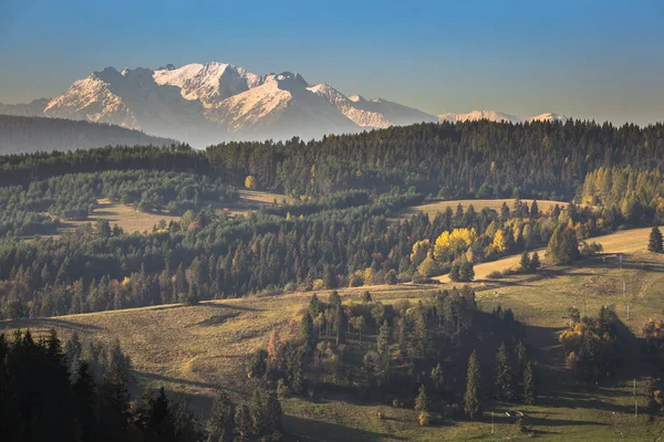 Tatrabergen i landsbygdens scen, Polen — Stockfoto