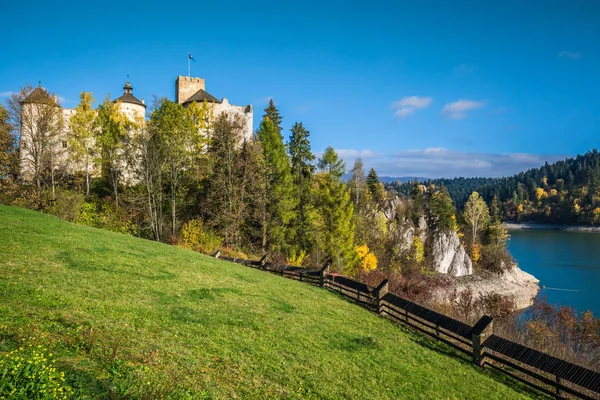 Hrad na jezeře v niedzica, Polsko — Stock fotografie