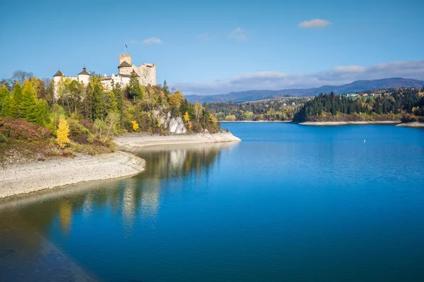 Castelo no lago em Niedzica, Polônia — Fotografia de Stock