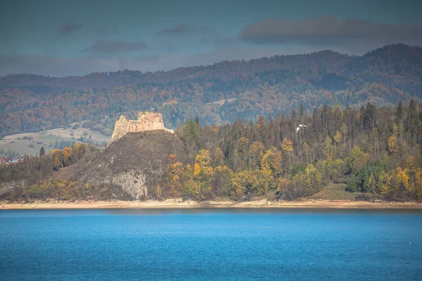 Niedzica středověký hrad czorsztyn jezera v Polsku — Stock fotografie