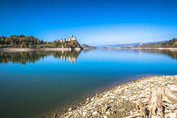 在 niedzica，波兰在湖上的城堡 — 图库照片