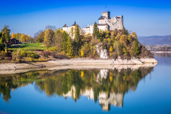 Castelo no lago em Niedzica, Polônia — Fotografia de Stock