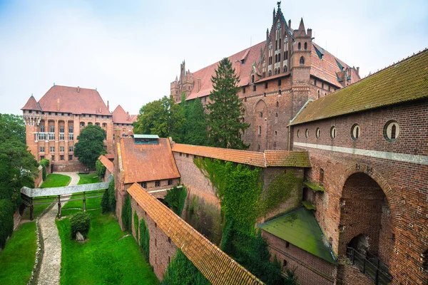Castillo de Malbork en Polonia fortaleza medieval construida por los teutónicos — Foto de Stock