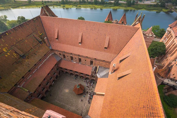 Castillo de Malbork en Polonia fortaleza medieval construida por los teutónicos — Foto de Stock