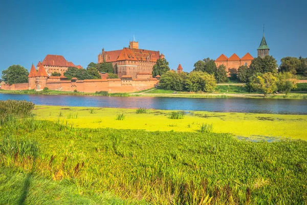 在波兰，欧洲的 Nogat 河的马尔堡城堡 — 图库照片
