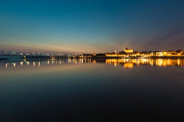 Şehir Torun Polonya, Vistula gece eski şehir manzarası 