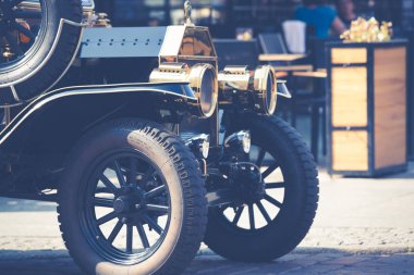 Torun, Polonya'nın sokakta eski moda araba