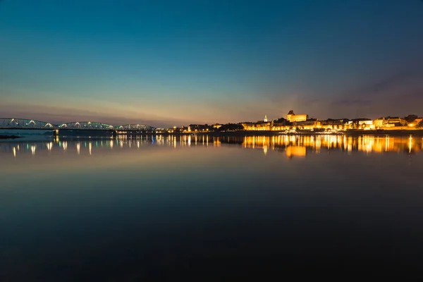 Cidade de Torun, na Polônia, skyline cidade velha à noite de Vistula — Fotografia de Stock