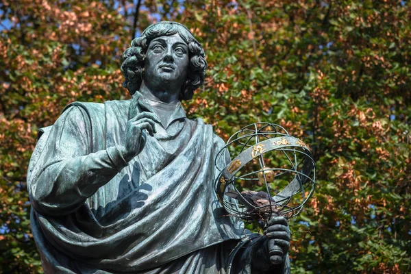 Nicolaus Copernicus staty i Torun, Polen — Stockfoto