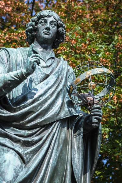 Nicolaus copernicus statue in torun, polen — Stockfoto