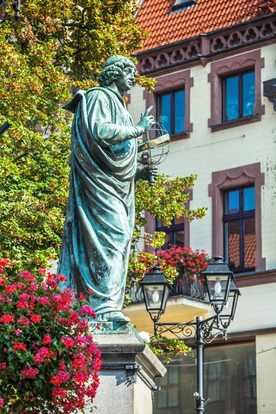 Nicolaus Copernicus heykel Torun, Polonya — Stok fotoğraf