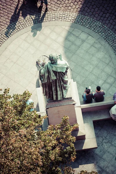 Nicolaus Copernicus statue in Torun, Poland — Stock Photo, Image