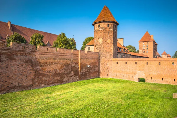 Castelo de Malbork no rio Nogat na Polônia, Europa — Fotografia de Stock