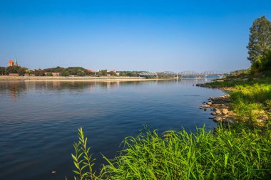 Torun eski şehir üzerinde Vistula Nehri üzerinde Polonya görüntülemek