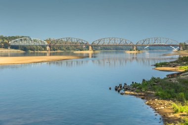 Polonya - Torun ünlü truss köprüden Vistula Nehri. Taşıma