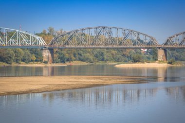 Polonya - Torun ünlü truss köprüden Vistula Nehri. Taşıma