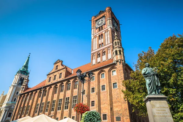 Town hall and Copernicus monument in Torun old town Poland — Stock Photo, Image