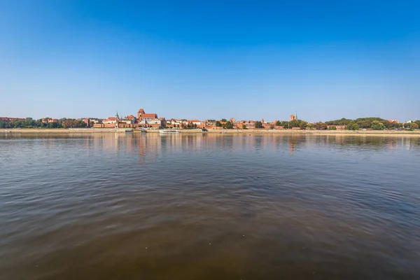 Pohled na staré město Toruň řeky Visly, Polsko — Stock fotografie