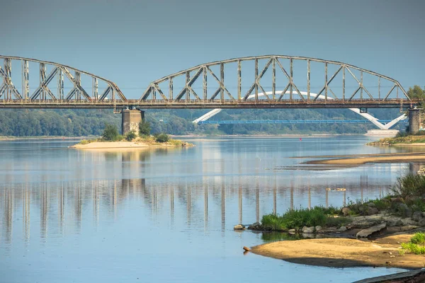 Polonya - Torun ünlü truss köprüden Vistula Nehri. Taşıma — Stok fotoğraf