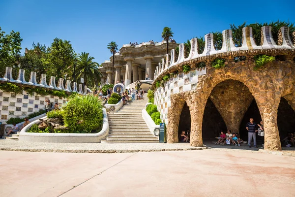 バルセロナ、スペイン-8 月 8、2014: バルセロナのグエルの有名な公園 — ストック写真