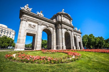 Alcala Gate (Puerta de Alcala) - bağımsızlık Sq Anıtı