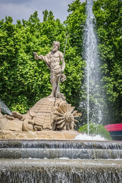 Neptunbrunnen (fuente de neptuno) einer der berühmtesten Brunnen der Welt — Stockfoto