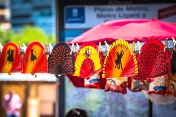 Fãs espanhóis coloridos dispostos para venda em uma loja — Fotografia de Stock