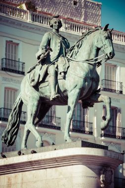 Kral Carlos III atlı heykeli ünlü Tio Pepe işareti Puerta de