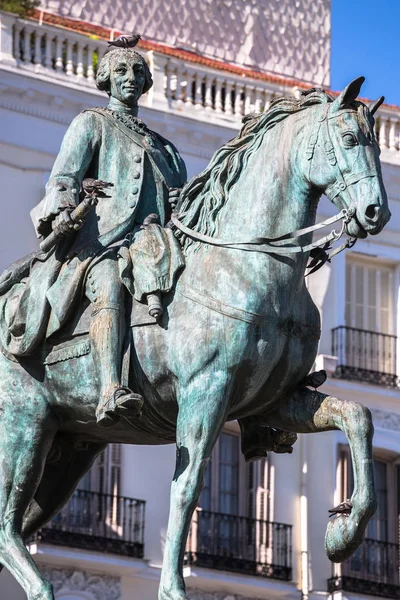 Roi Carlos III Statue équestre célèbre Tio Pepe signe Puerta de — Photo