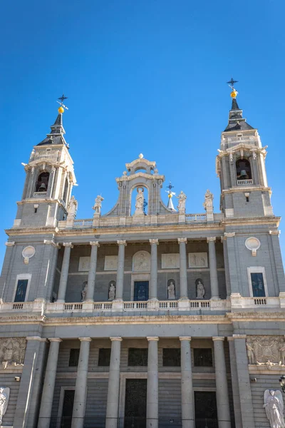 サンタ・マリア・ラ・レアル・デ・ラ・アルムデナ大聖堂,マドリード — ストック写真