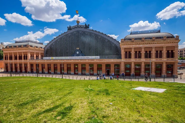 Madrid, Spanje - 25 mei 2015: Atocha treinstation in Madrid, — Stockfoto