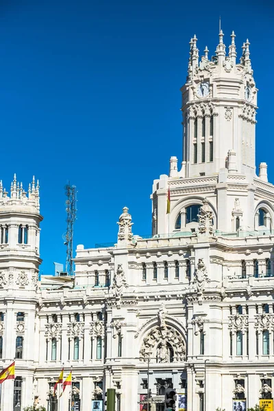 Madrid, España-Mayo 27,2015: Palacio de Cibeles y fuente en el Pla — Foto de Stock