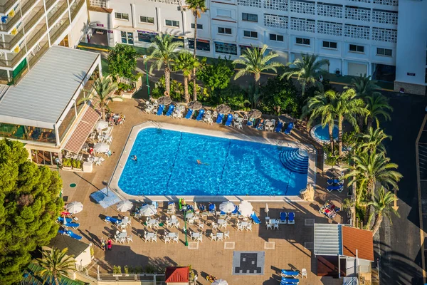 Benidorm, Spanje - Septiembre 11, 2016: uitzicht op zwembad en — Stockfoto