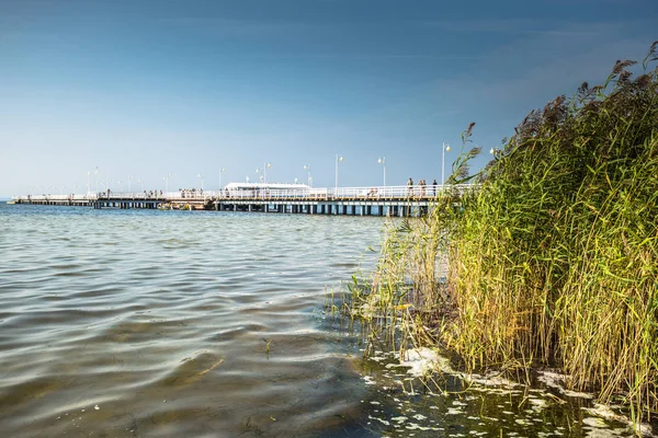 Quai en bois dans la ville de Jurata sur la côte de la mer Baltique, péninsule de Hel — Photo