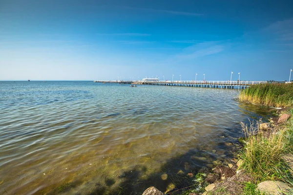 Muelle de madera en la ciudad de Jurata en la costa del Mar Báltico, península de Hel — Foto de Stock