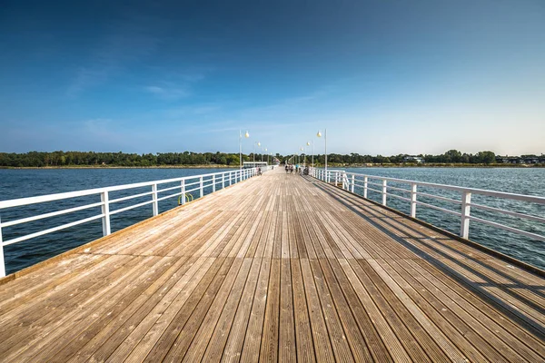 Träpiren i Jurata staden på kusten av Östersjön, Helhalvön — Stockfoto