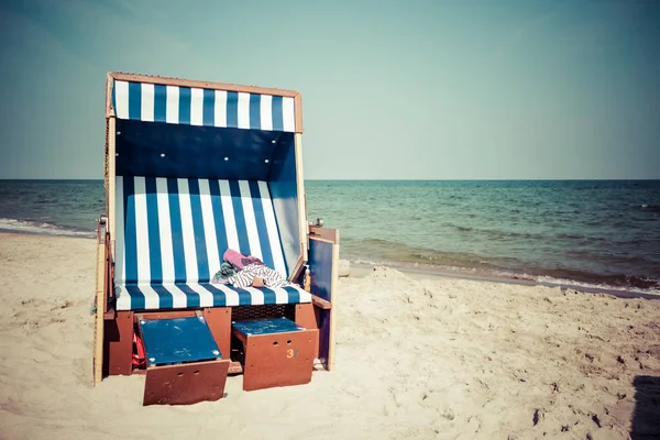 Rieten stoelen op Jurata strand op zonnige zomerdag, Hel schiereiland — Stockfoto