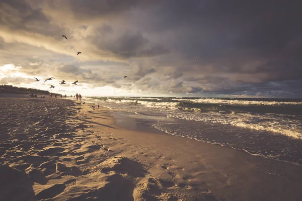 Deniz manzarası ile karanlık, dramatik, fırtınalı cumulonimbus bulut formatio