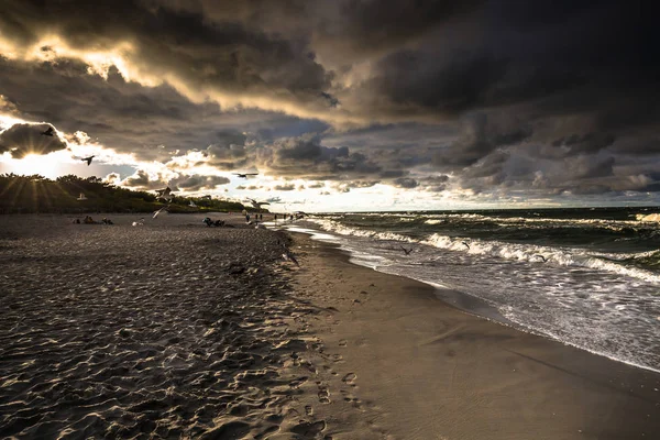 Mantello marino con scuro, drammatico, tempestoso cumulonimbus cloud formatio — Foto Stock