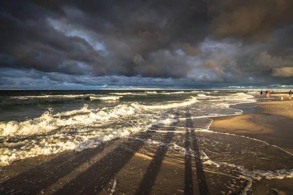 Mantello marino con scuro, drammatico, tempestoso cumulonimbus cloud formatio — Foto Stock