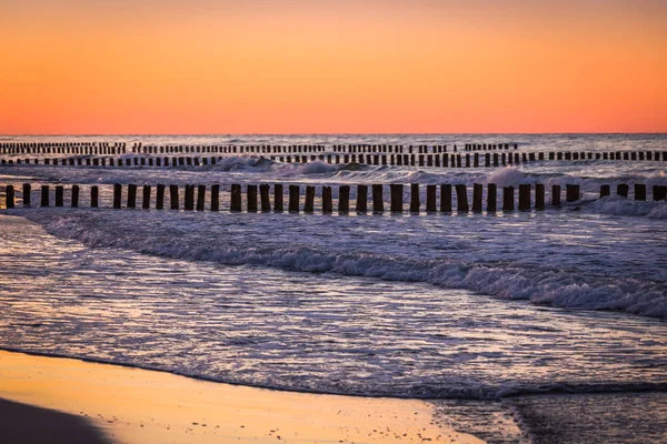 Östersjön vid vacker soluppgång i Polen stranden. — Stockfoto