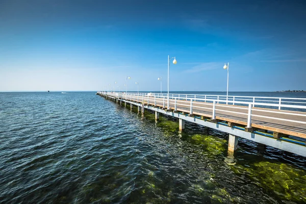 Träpiren i Jurata staden på kusten av Östersjön, Helhalvön — Stockfoto