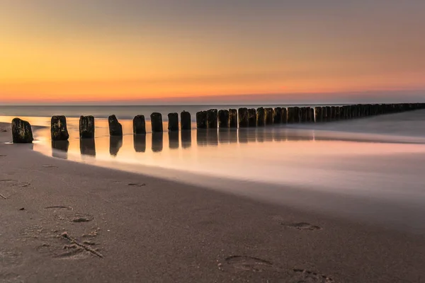 Балтийское море на красивом восходе солнца в Польше. — стоковое фото