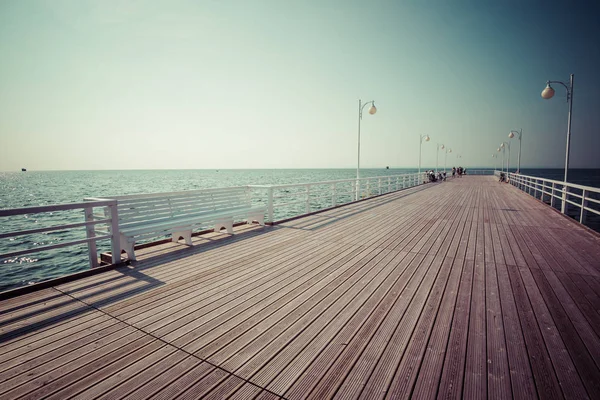 Jurata şehrin üzerinde sahil Baltık Denizi, Hel yarımadasında ahşap iskele
