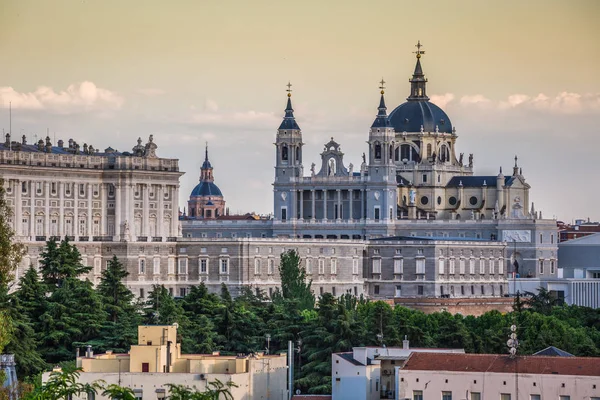 Catedral de la almudena de Madrid, Spanje — Stockfoto