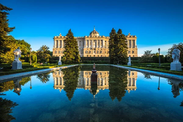 Kungliga slottet, berömda monument av staden madrid — Stockfoto