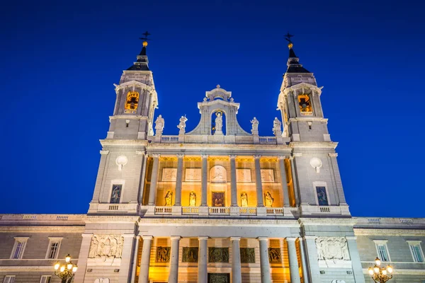 Catedral de la almudena de Madrid, España —  Fotos de Stock