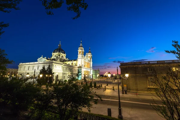 Catedral de la almudena de Madrid, Spanje — Stockfoto