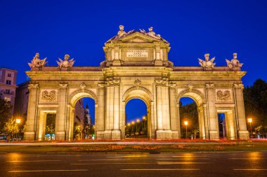 Alcala kapı (Puerta de Alcala) eski kapılar biridir